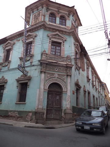 La estructura muestra daños de importancia.