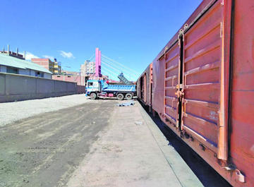 El carguío de mineral a los vagones se realiza con carpas plásticas como material aislante para evitar que el mineral ca
