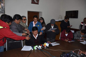 El gobernador Juan Carlos Cejas en conferencia de prensa.