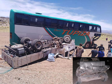 El camión pequeño quedó con las llantas arriba. Y, en recuadro, el vehículo en el que viajaban los turistas.