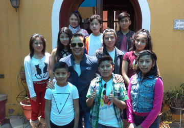 Niños cantan con Voces del Coloso