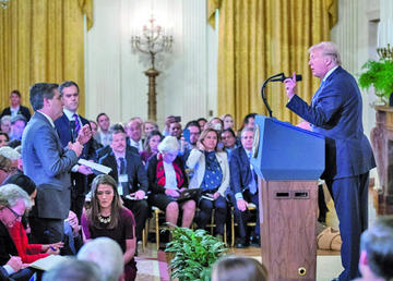 Trump pierde una batalla contra CNN, pero amenaza a la prensa