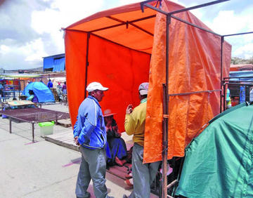 Un pequeño puesto de venta se instala en la avenida Ferroviaria.