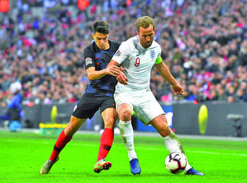 Josip Brekalo y Harry Kane pugnan por quedarse con el balón.