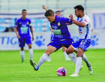Gary Saldías, de Real, lucha por el balón con su rival.