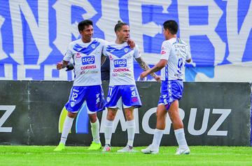 Javier Sanguinetti (c) celebra su col con sus campaneros.