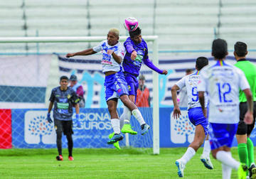 El defensa Douglas Ferrufino, de Real, despeja el balón de cabeza.