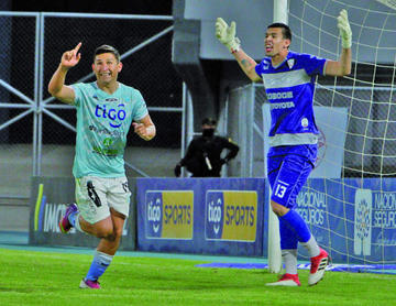 Vladimir Castellón festeja el primer tanto de su equipo.