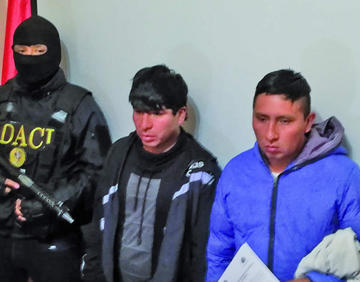 Policía presenta a supuestos cogoteros