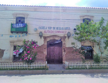 La fachada de la escuela muestra serios daños.