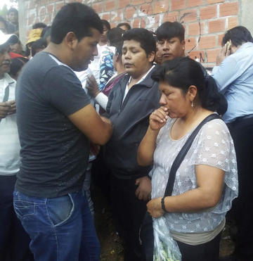 El líder de Adepcoca da el último adiós a su hijo en medio de apoyo 