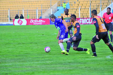 Fernando Adrián, de Real, amaga a los defensas de Destroyers.