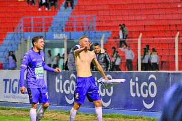 Maximiliano Gómez (d), de Real Potosí, celebra su gol.