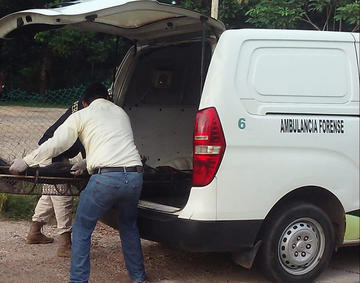 Hallan tres cadáveres en plena vía pública