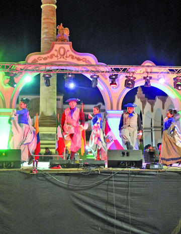 El grupo argentino demostró sus baile.