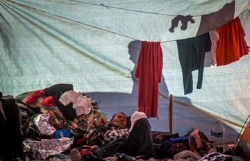 Migrantes superan la capacidad del albergue en Tijuana, México