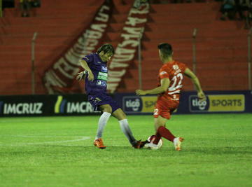 Fernando Adrián, de Real, y Diego Hoyos, de Guabirá, se disputan el balón.