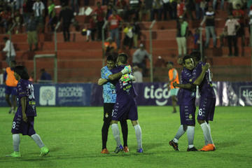 Los jugadores potosinos celebran el empate.
