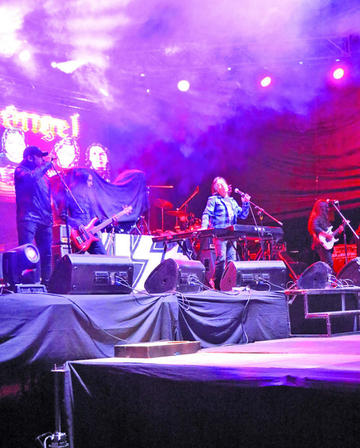 El grupo Arcángel se presentó anoche.