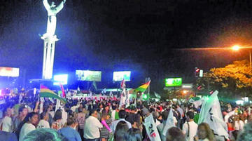 Anoche los cruceños protestaron en inmediaciones de El Cristo en defensa del referendo de 2016.