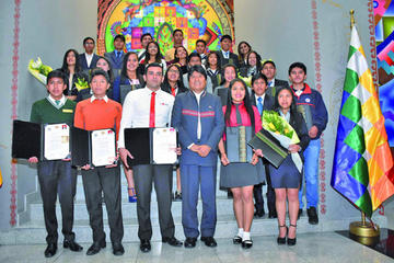 El presidente Evo Morales junto a los estudiantes que obtuvieron los mejores promedios.