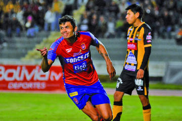 Oscar Díaz celebra el segundo tanto de los locales.