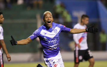 Jair Reinoso festeja uno de sus goles.
