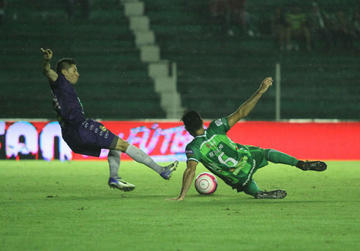 Gary Saldias, de Real, quita el balón a su rival.