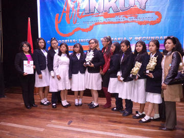 Las alumnas y maestras del Santa Rosa.