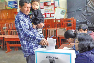 Peruanos dan una aplastante victoria a su presidente