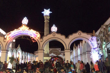 La iluminación en los arcos de la plaza 6 de Agosto.