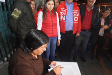Bolivia dice No entregó libros con más de 100.000 firmas.