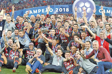 Los jugadores brasileros festejan el trofeo de campeón.