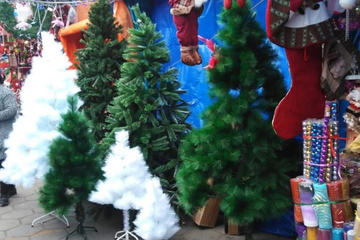 Hay ofertas de luces navideñas y árboles de diferente tamaño.