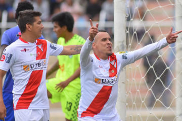 Marcos Ovejero (d) festeja uno de sus goles.