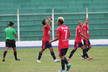 Los jugadores potosinos celebran el triunfo.