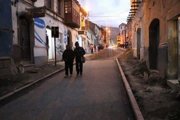 Imprimen la capa asfáltica en la Bustillo y sigue la obra