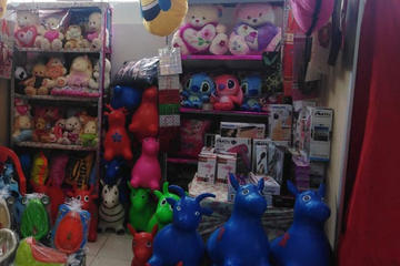 Los juguetes están en oferta en el campo ferial Potosí.