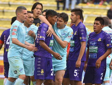 Ronald Raldes, de Bolívar, intenta calmar a Rodrigo Ávila, de Real.