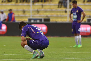 Los jugadores potosinos se lamentan tras la golea sufrida.