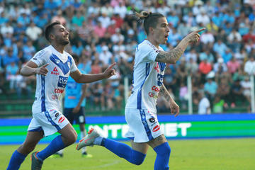El jugador del plantel orureño, Javier Sanguinetti,  celebra su gol.