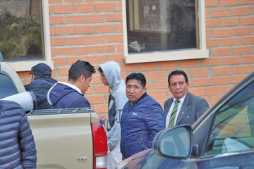 Los dirigentes y jugadores ante de la reunión.