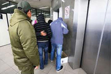 Van a la cárcel 4 de 5 acusados de drogar y violar a una joven