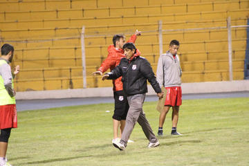 El DT Alberto Illanes da instrucciones a sus dirigidos.