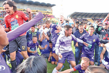 Los jugadores festejan al enterarse que se salvaron y no jugarán el descenso indirecto.