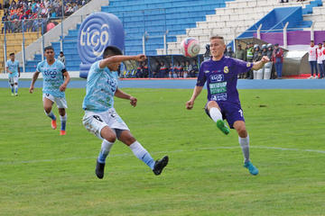 El jugador lila, Maximiliano Gómez, controla el balón ante la marca de su rival.