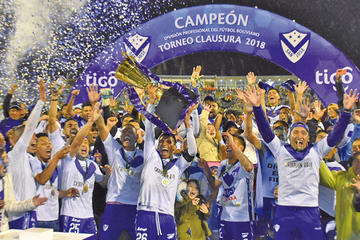Los jugadores santos celebran el título.