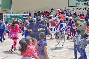 Policías entregaron juguetes a cientos de niños