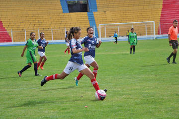 Una de las jugadoras potosinas  en pleno remate.
