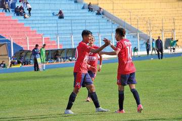 Los futbolistas potosinos celebran el gol de su compañero Alejandro Fernández.